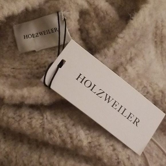 HOLZWEILER Barlind Oversized Turtleneck Sweater - Picture 15 of 16